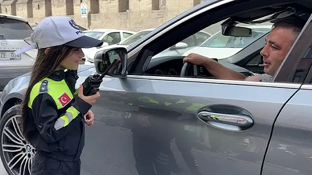 Kayseri'de çocuklar temsili polis olup trafikte denetim yaptı

