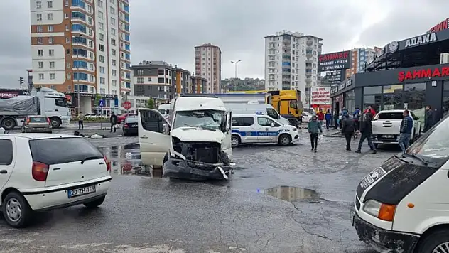 Kayseri'de duramayan tır, 5 aracı biçti: 9 yaralı
