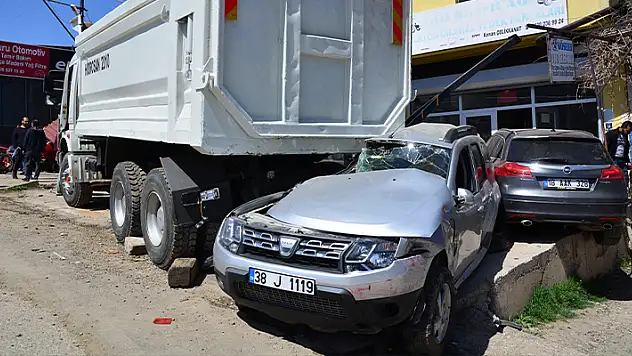 Kayseri'de freni boşalan kamyon 10 araç ve 4 iş yerine çarparak durabildi
