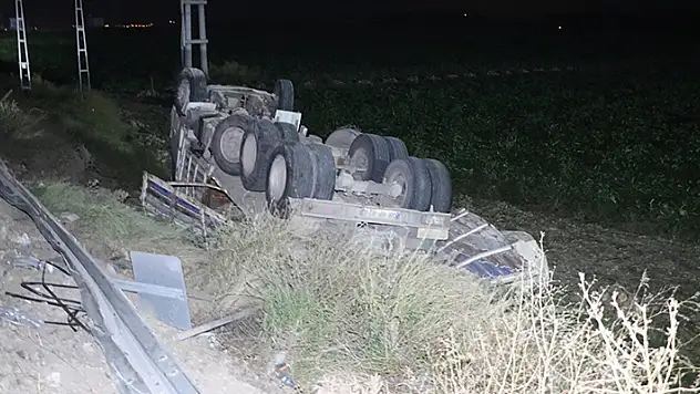 Kayseri'de hafif ticari araç ile kamyon çarpıştı 1 öğretmen öldü, 5 yaralı
