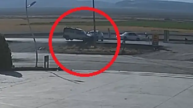 Kayseri'de hafif ticari araç ile otomobil çarpıştı: 3 yaralı
