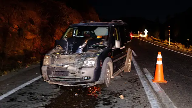 Kayseri'de hafif ticari araç, traktöre çarptı: 2 yaralı
