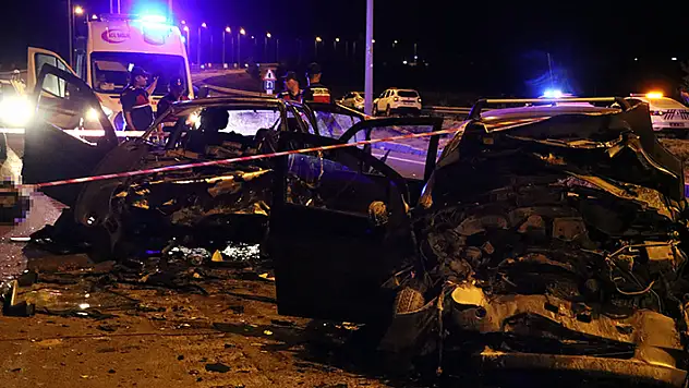 Kayseri'de iki otomobil çarpıştı: Anne ve baba öldü, 3 çocuğu ile diğer sürücü yaralandı