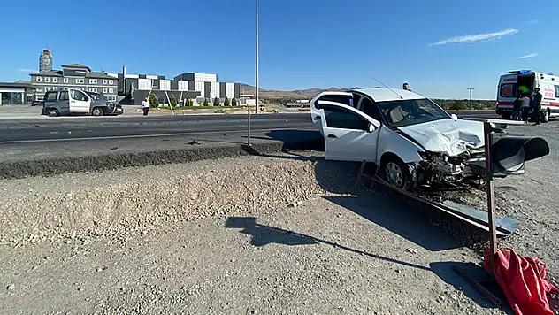 Kayseri'de iki otomobilin çarpıştığı kazada 4 kişi yaralandı

