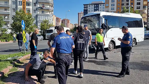 Kayseri'de işçi servisi ile kamyon çarpıştı: 10 yaralı

