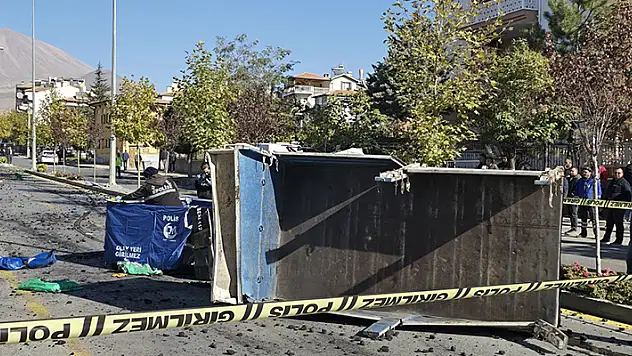 Kayseri'de kamyon otomobile çarptı: 1 ölü, 6 yaralı
