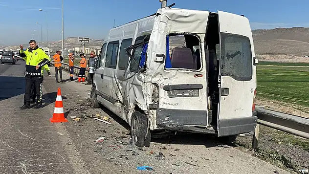 Kayseri'de kamyon ve iki işçi servisinin karıştığı trafik kazasında 10 işçi yaralandı
