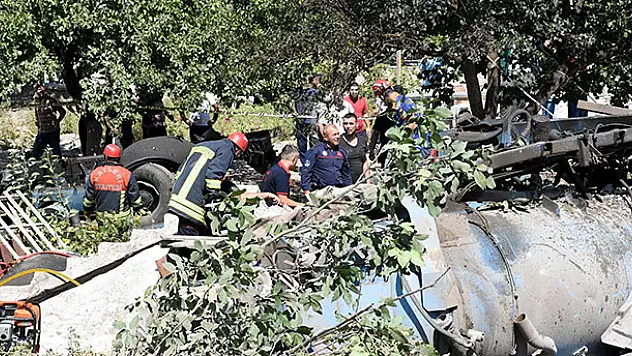 Kayseri'de kanal açma aracı evin üzerine devrildi