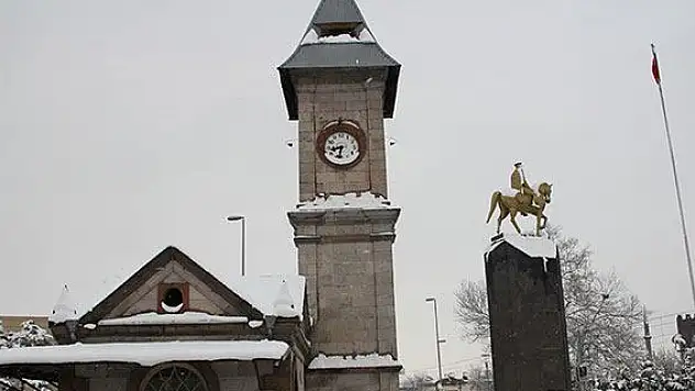Kayseri'de kar yağışı saati durdurdu