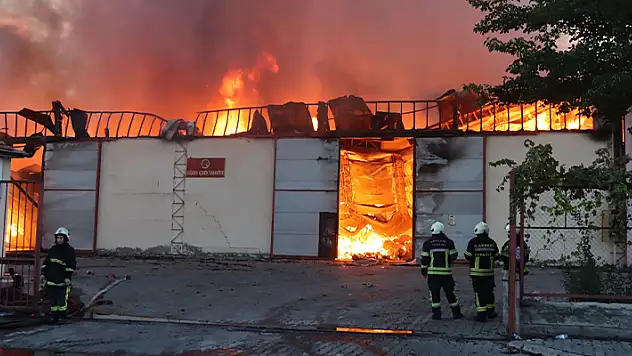 Kayseri'de keçe fabrikasında büyük yangın
