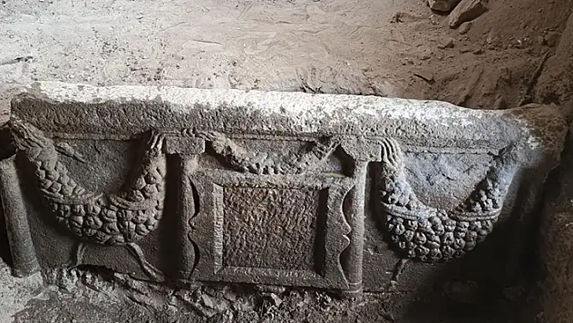 Kayseri'de lahit mezar ve 1800 yıllık 5 el yazması kitap ele geçirildi
