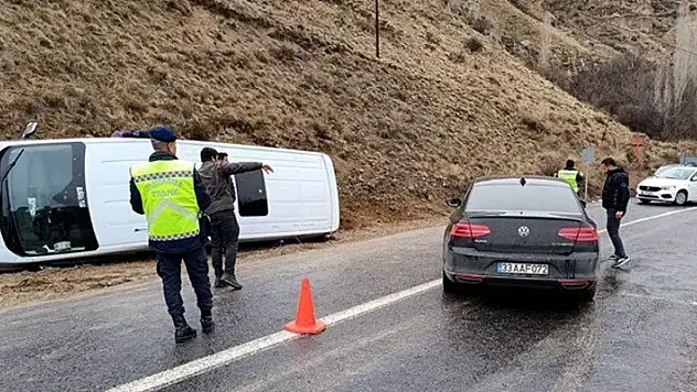 Kayseri'de öğrenci servisi devrildi: 10 yaralı
