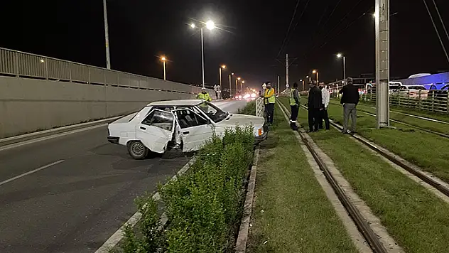 Kayseri'de otomobil, tramvay yoluna girdi: 2 yaralı
