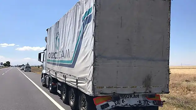 Kayseri'de otomobilin tırla çarpışması sonucu 3 kişi öldü
