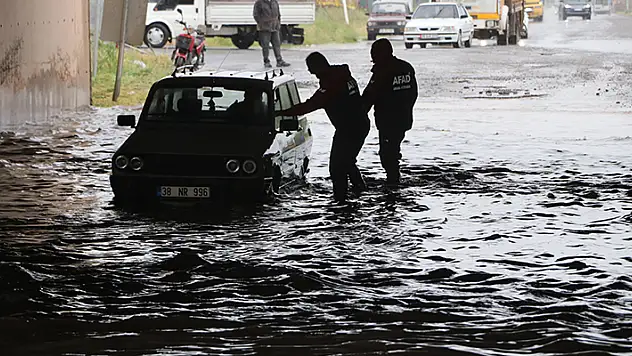 Kayseri'de sağanak yollar göle döndü, araçlar mahsur kaldı
