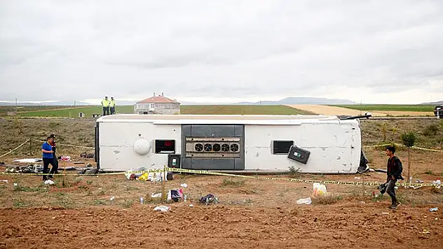 Kayseri'de şarampole devrilen tur otobüsündeki 30 kişi yaralandı
