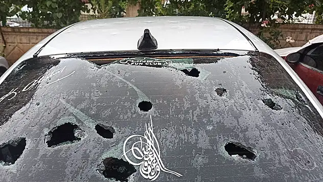 Kayseri'de şiddetli rüzgar ve sağanak çatılar uçtu, yollar göle döndü