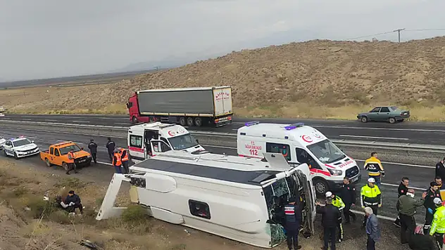 Kayseri'de yolcu midibüsü devrildi: 14 yaralı

