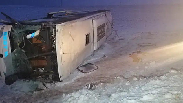 Kayseri'de yolcu otobüsü devrildi: 23 kişi yaralandı