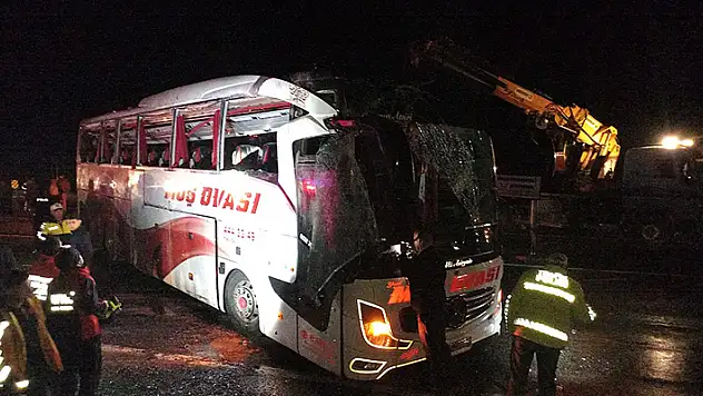 Kayseri'de yolcu otobüsü devrildi: 38 yaralı

