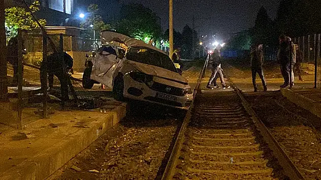 Kayseri'de, yolcu treninin hemzemin geçitte çarptığı otomobilin sürücüsü yaralandı
