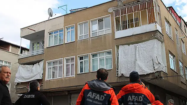 Kayseri'de 3 katlı bina yıkılma tehlikesi nedeniyle boşaltıldı