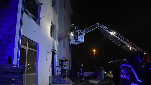 Kayseri'de 4 katlı binada yangın: 1 ölü, 8 yaralı

