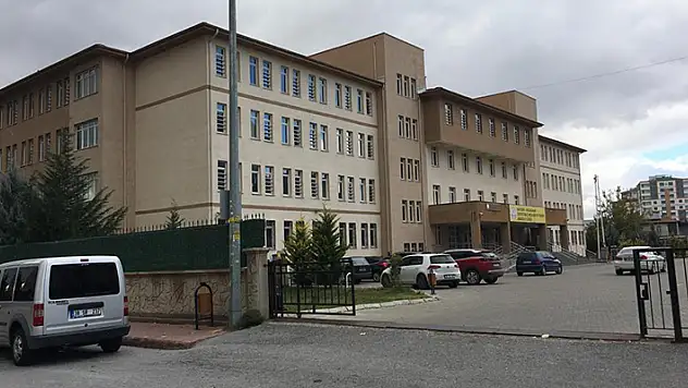 Kayseri'de 7 lise öğrencisi zehirlenme şüphesiyle hastaneye kaldırıldı

