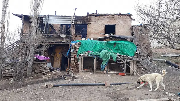 Kayseri'de iki katlı evde çıkan yangında 4 çocuk annesi öldü
