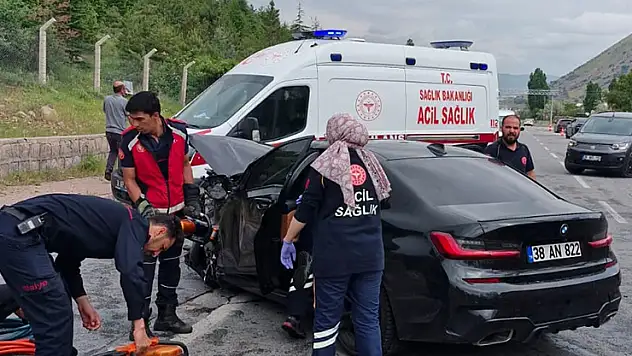 Kayseri'de iki otomobil çarpıştı: 2 ölü, 1 yaralı