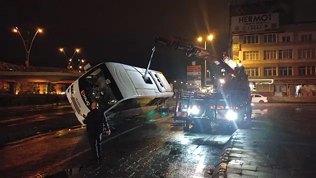 Kayseri'de işçi servisi devrildi: 9 yaralı
