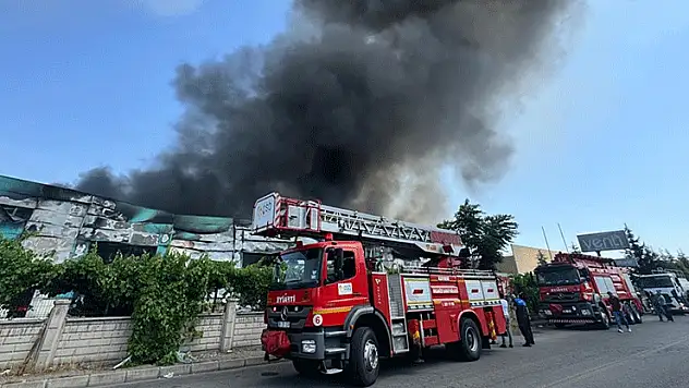 Kayseri'de mobilya fabrikasında çıkan yangına müdahale ediliyor