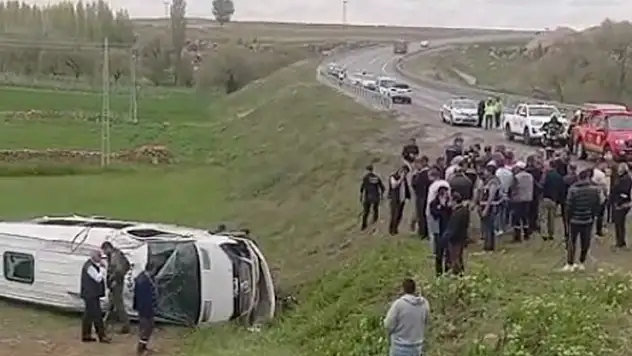 Kayseri'de öğrencileri taşıyan minibüs devrildi 16 yaralı