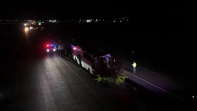 Kayseri'de orta refüje çıkan yolcu otobüsü ağaçları devirdi: 1 ölü, 13 yaralı