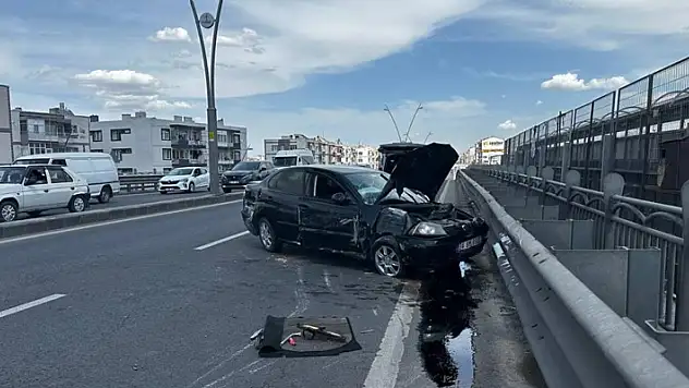 Kayseri'de otomobil aydınlatma direğine çarptı: 1'i ağır 2 yaralı
