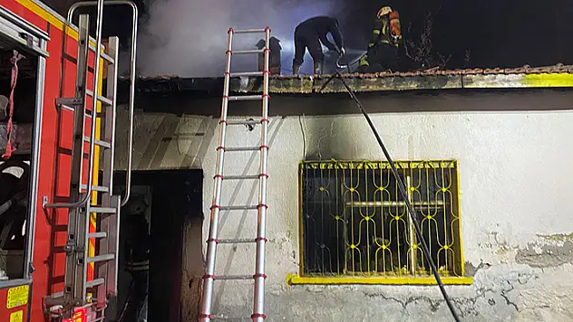 Kayseri'de tek katlı ev yangında küle döndü
