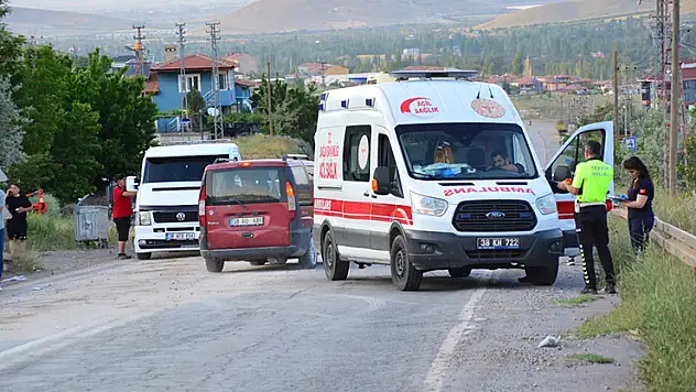 Kayseri'de yola dökülen madeni yağ nedeniyle devrilen motosikletteki 2 kişi yaralandı