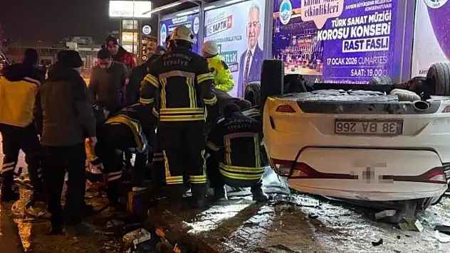 Kaza sonrası alev alan otomobilde can pazarı: 2'si ağır 3 yaralı
