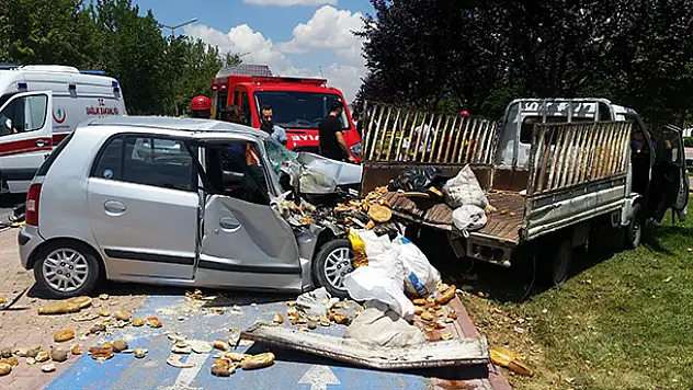 Kaza sonrası itfaiye eri önce sıkıştığı yerden kurtardı, sonra güneşten korudu