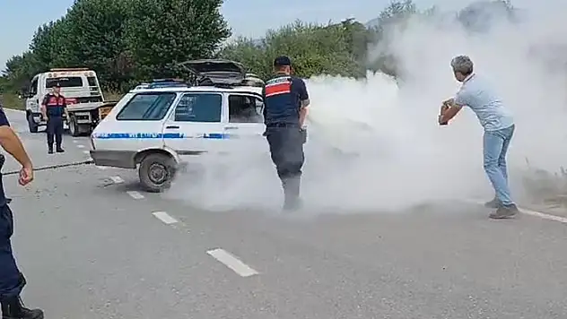 Kaza sonrası otomobil yanmaya başladı, jandarma söndürdü
