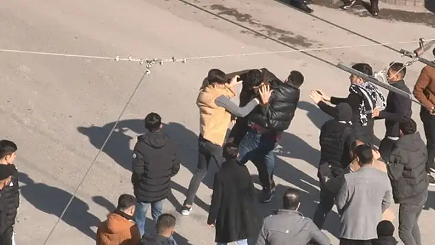 Kaza sonrası tekme ve yumruklar havada uçuştu
