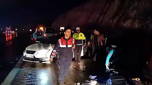 Kaza yapan araca bir başka otomobil çarptı! 2 kişi hayatını kaybetti
