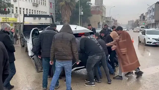 Kaza yapan aracı sallaya sallaya çekiciye yüklemeye çalıştılar
