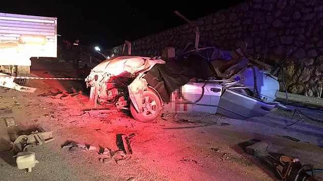 Kaza yapan araçlara yardım için duran tıra otomobil çarptı: 2 ölü, 3 yaralı
