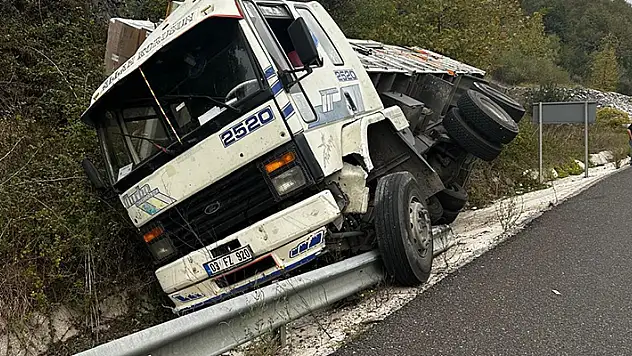 Kaza yapan kamyon vinçle kaldırılırken zincirleme kaza meydana geldi: 4 yaralı
