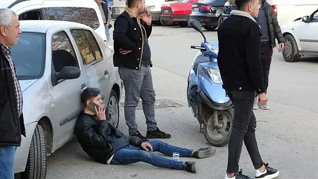 Kaza yapan motosiklet sürücüsü yattığı yerde ambulansı sigara içerek bekledi

