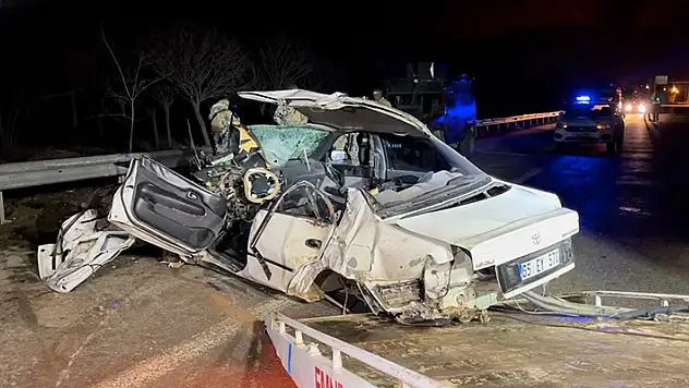 Kaza yapan otomobilin hız göstergesi 240 kilometrede takılı kaldı: 2 yaralı

