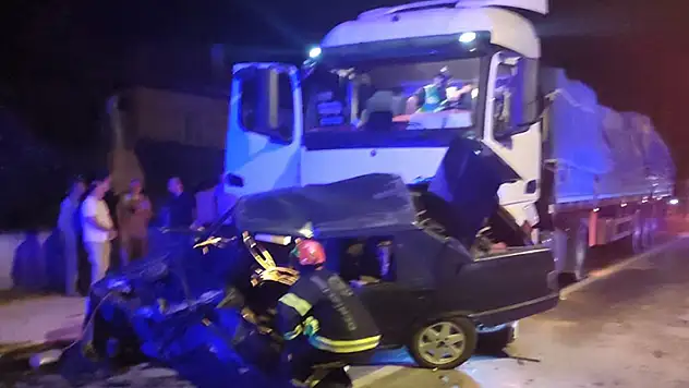 Kaza yapan otomobillere tır çarptı: 1 ölü, 1 yaralı
