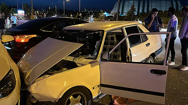 Kaza yapan sürücüsü, otomobildeki yaralı kadını bırakıp yaya olarak kaçtı
