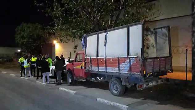 Kaza yapıp kamyonetinden inen sürücüye otomobil çarptı durumu ağır
